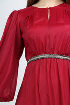 نتشي فستان طويل وفتحة صدر بكم بف طويل