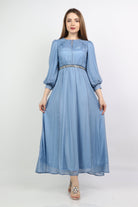 نتشي فستان طويل وفتحة صدر بكم بف طويل