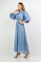 نتشي فستان طويل وفتحة صدر بكم بف طويل