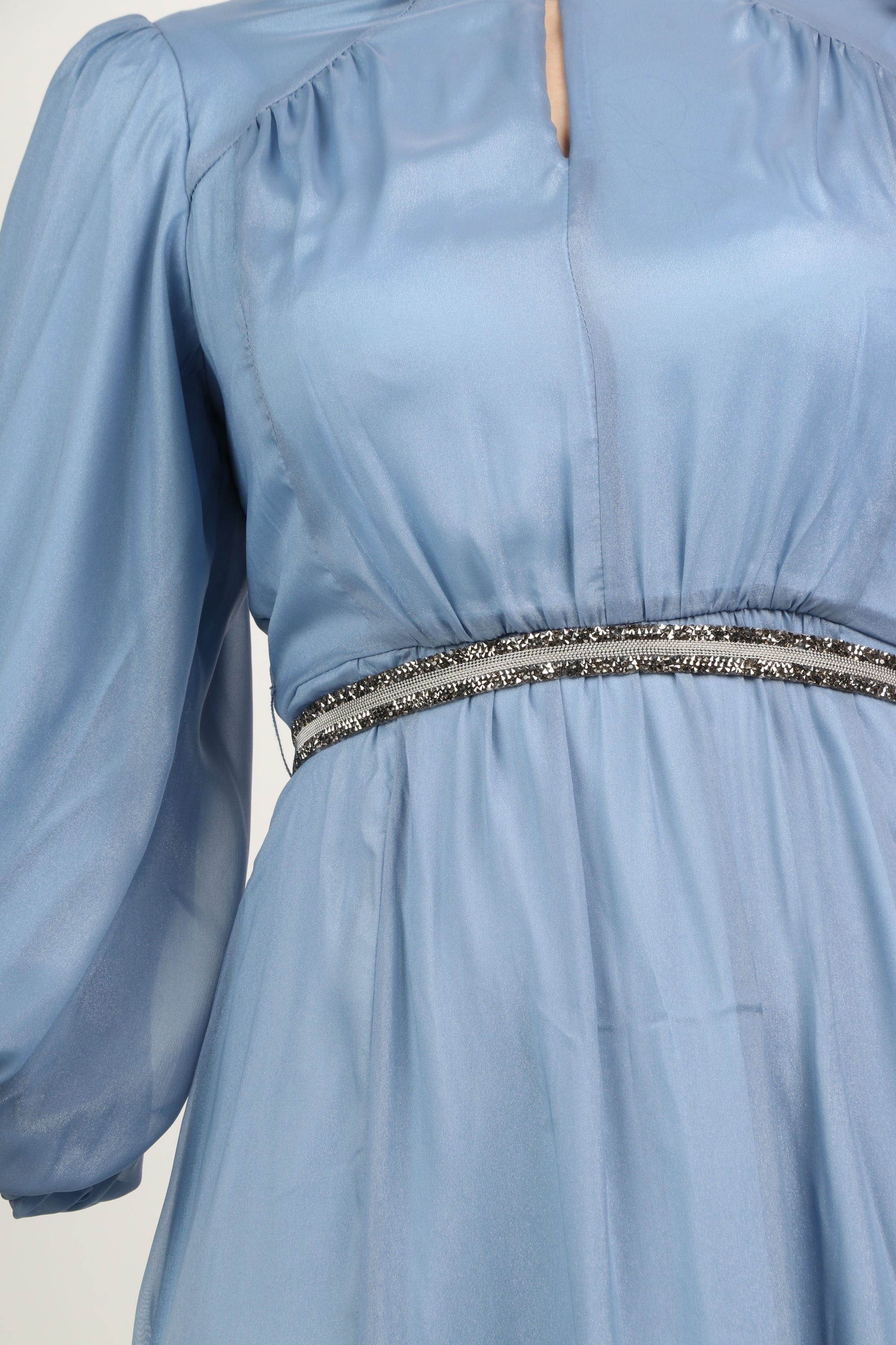 نتشي فستان طويل وفتحة صدر بكم بف طويل