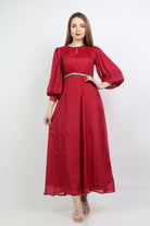 نتشي فستان طويل وفتحة صدر بكم بف طويل