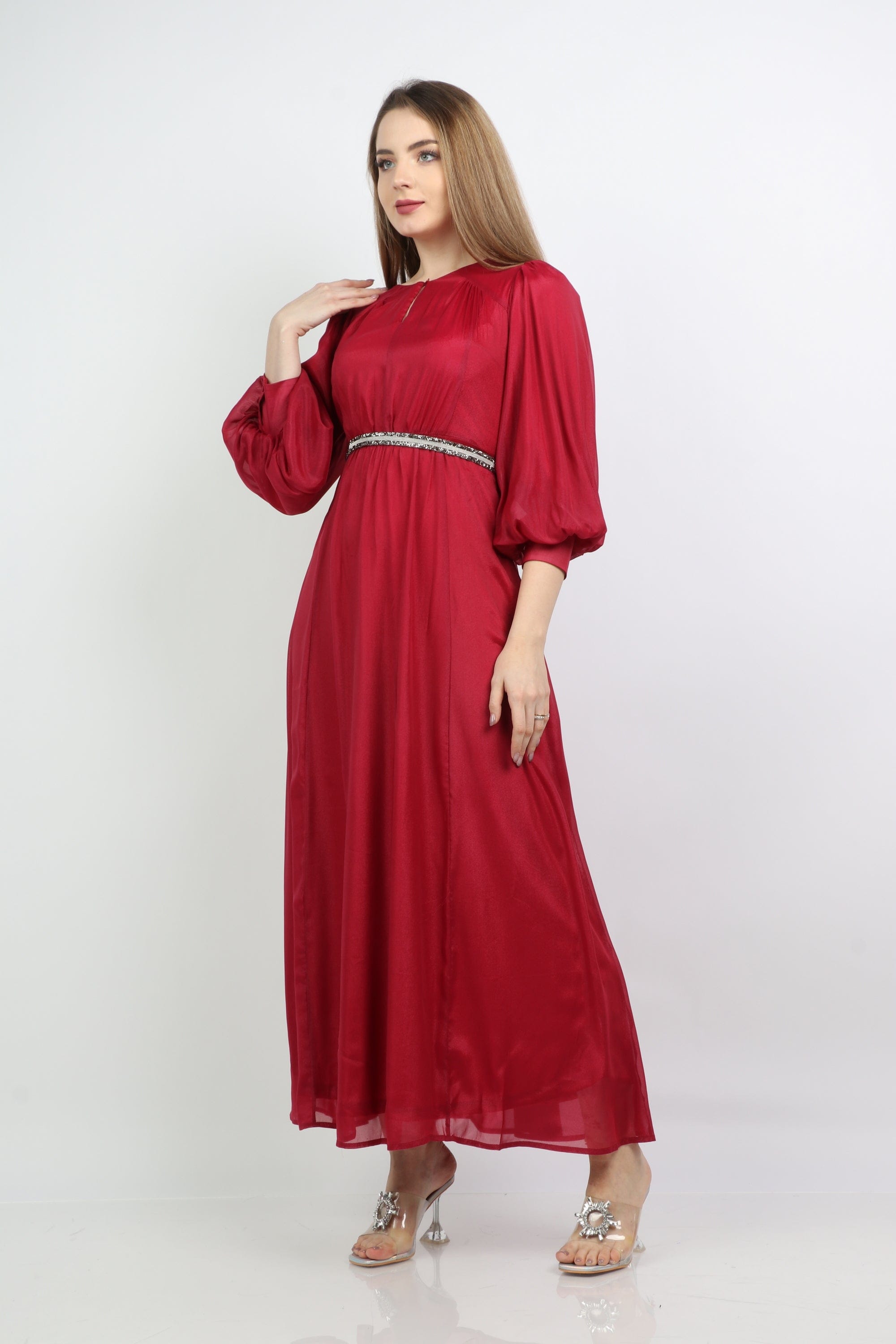 نتشي فستان طويل وفتحة صدر بكم بف طويل