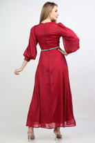 نتشي فستان طويل وفتحة صدر بكم بف طويل