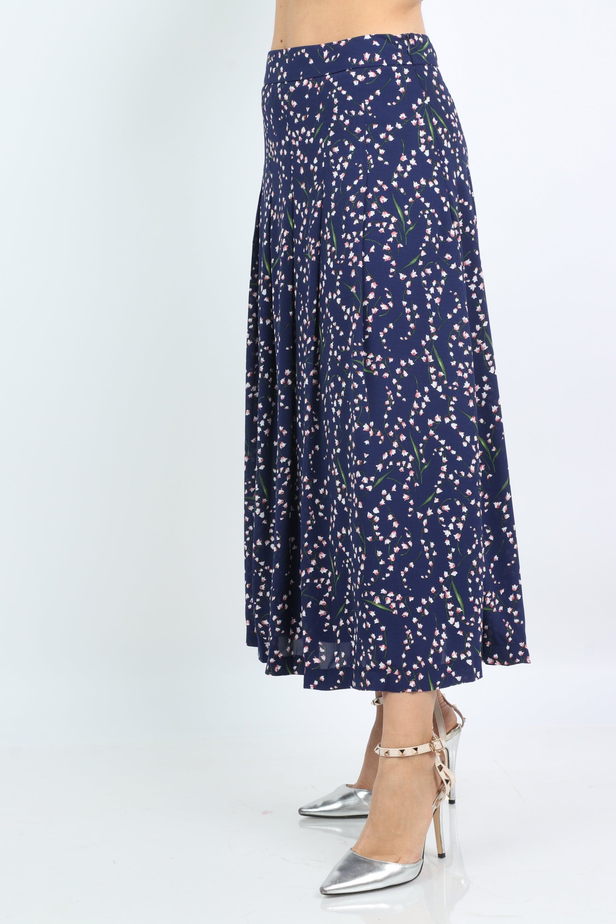 نتشي تنورة ميدي منقوشة بورود صغيرة ناعمة