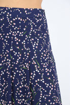 نتشي تنورة ميدي منقوشة بورود صغيرة ناعمة