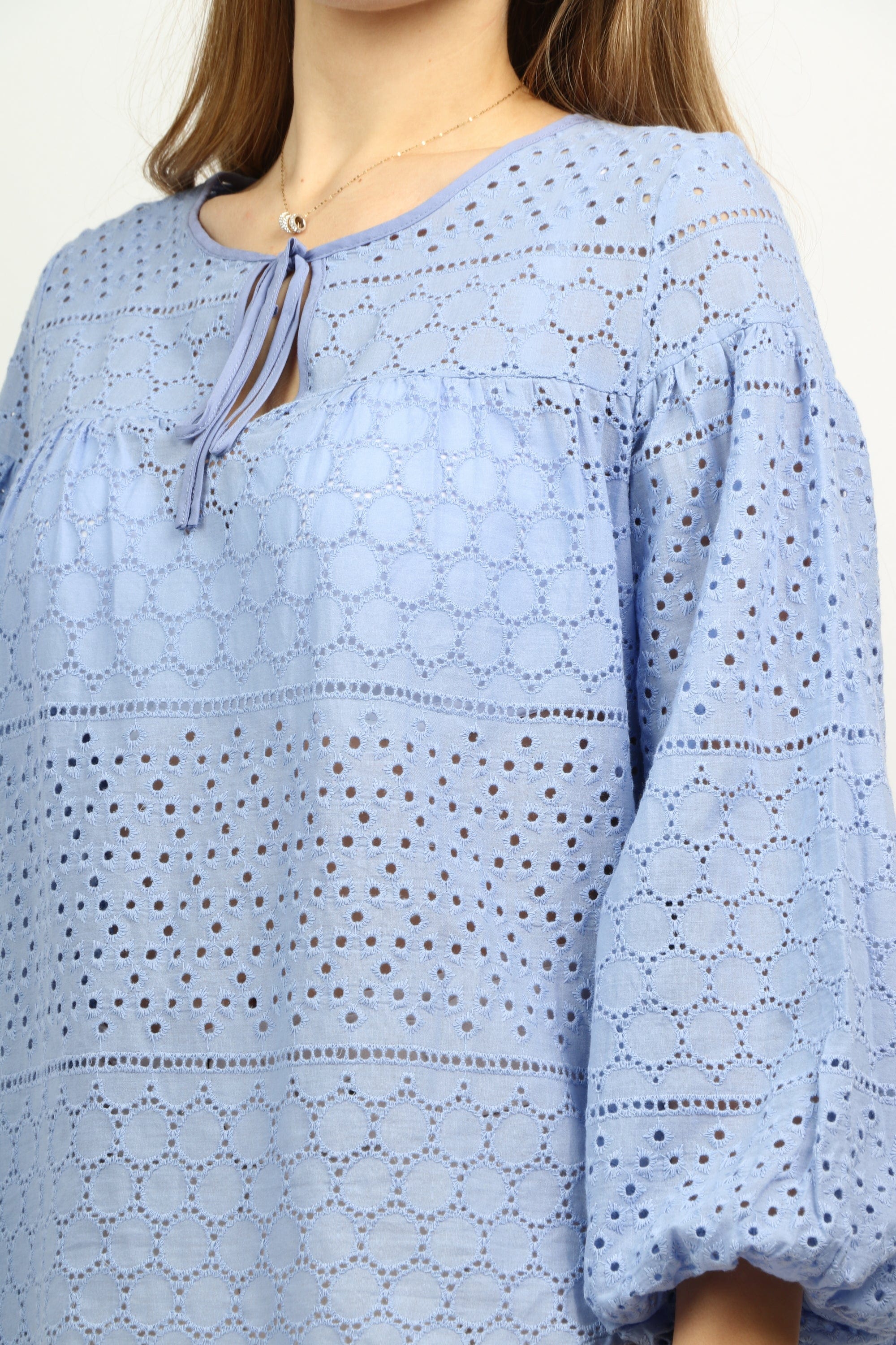 نتشي بلوزة بفتحة صدر ورباط وكم طويل نسائي