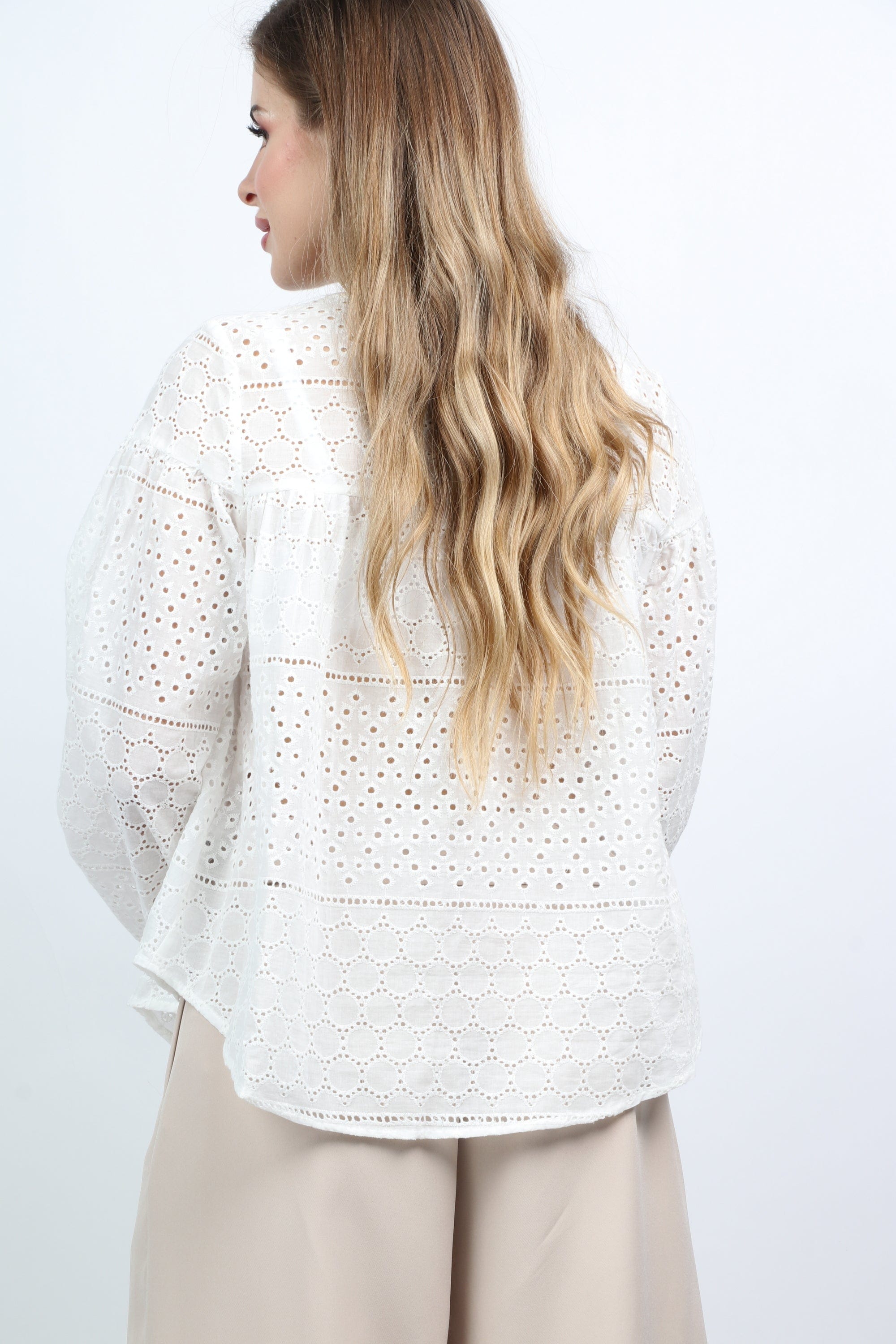 نتشي بلوزة بفتحة صدر ورباط وكم طويل نسائي