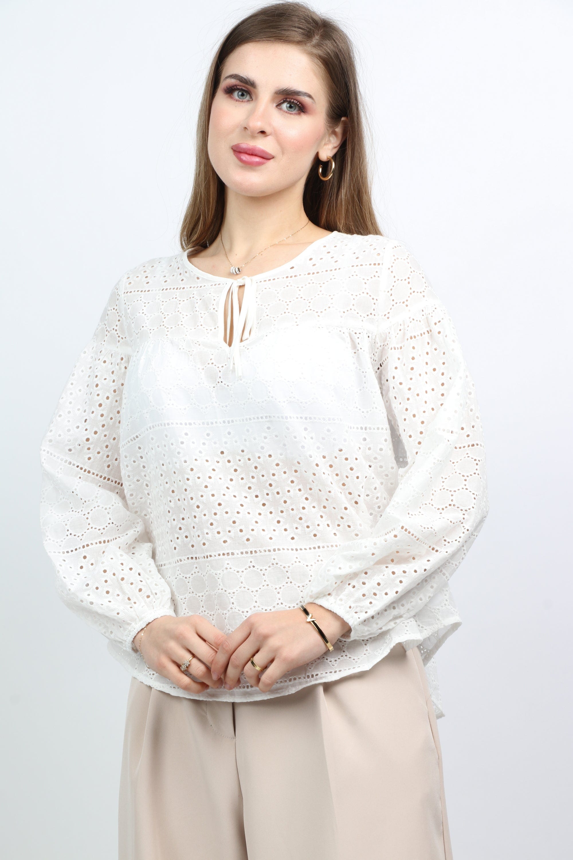 نتشي بلوزة بفتحة صدر ورباط وكم طويل نسائي