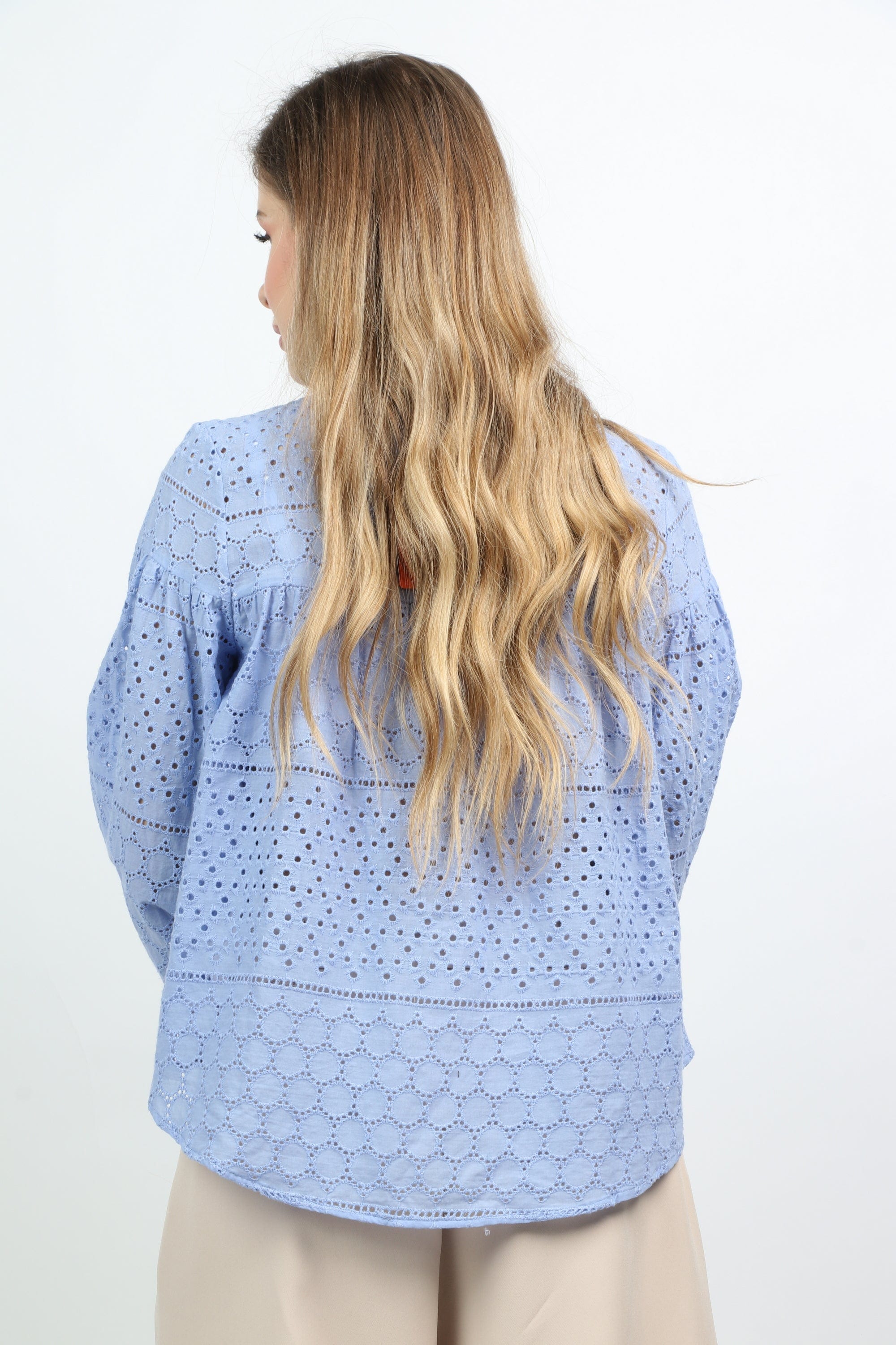 نتشي بلوزة بفتحة صدر ورباط وكم طويل نسائي