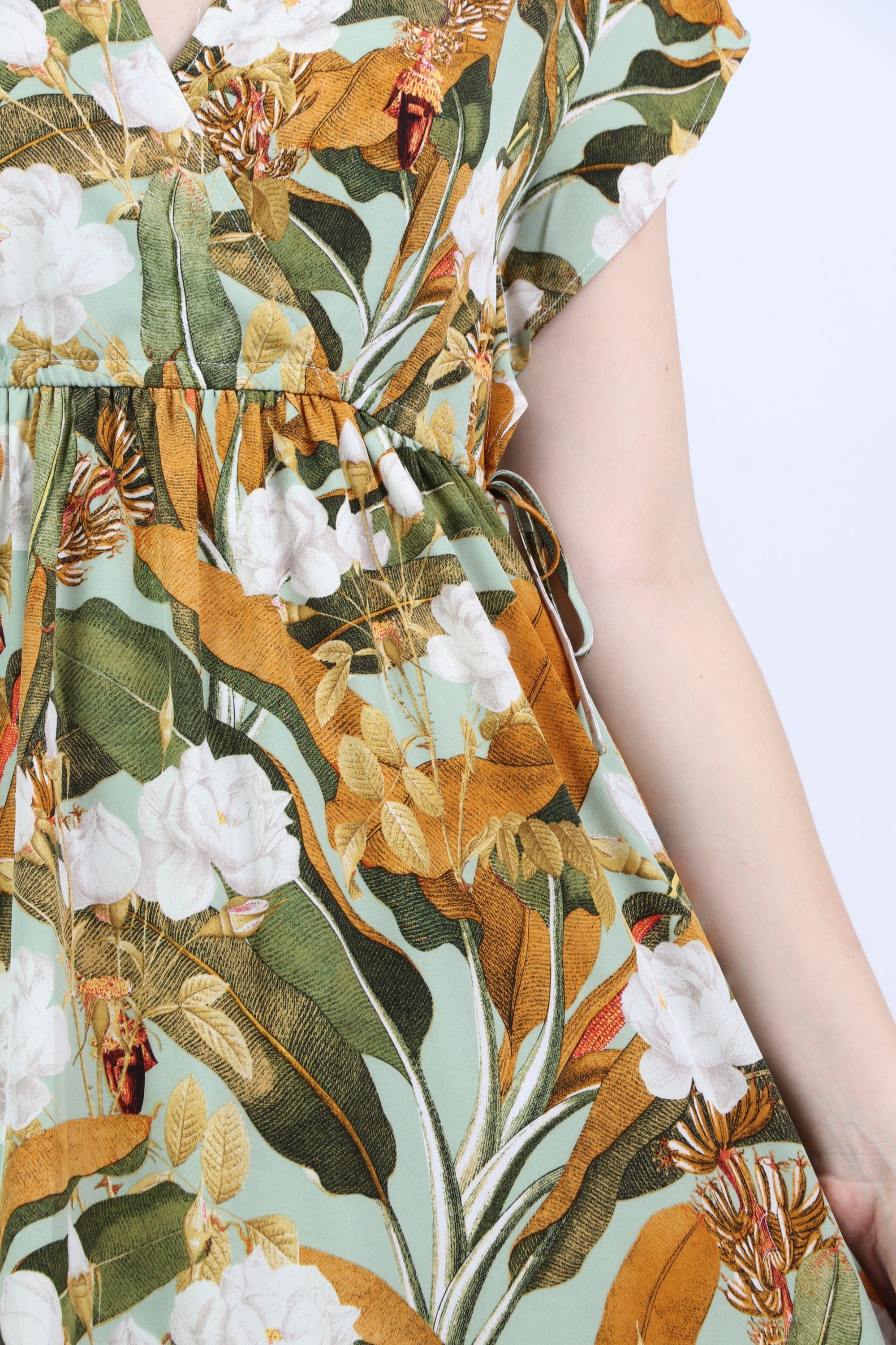 نتشي فستان ميدي مشجر واسع من تحت بكم قصير