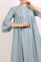 نتشي فستان ميدي بأزرار أمامية بليسيه على الصدر كم قصير