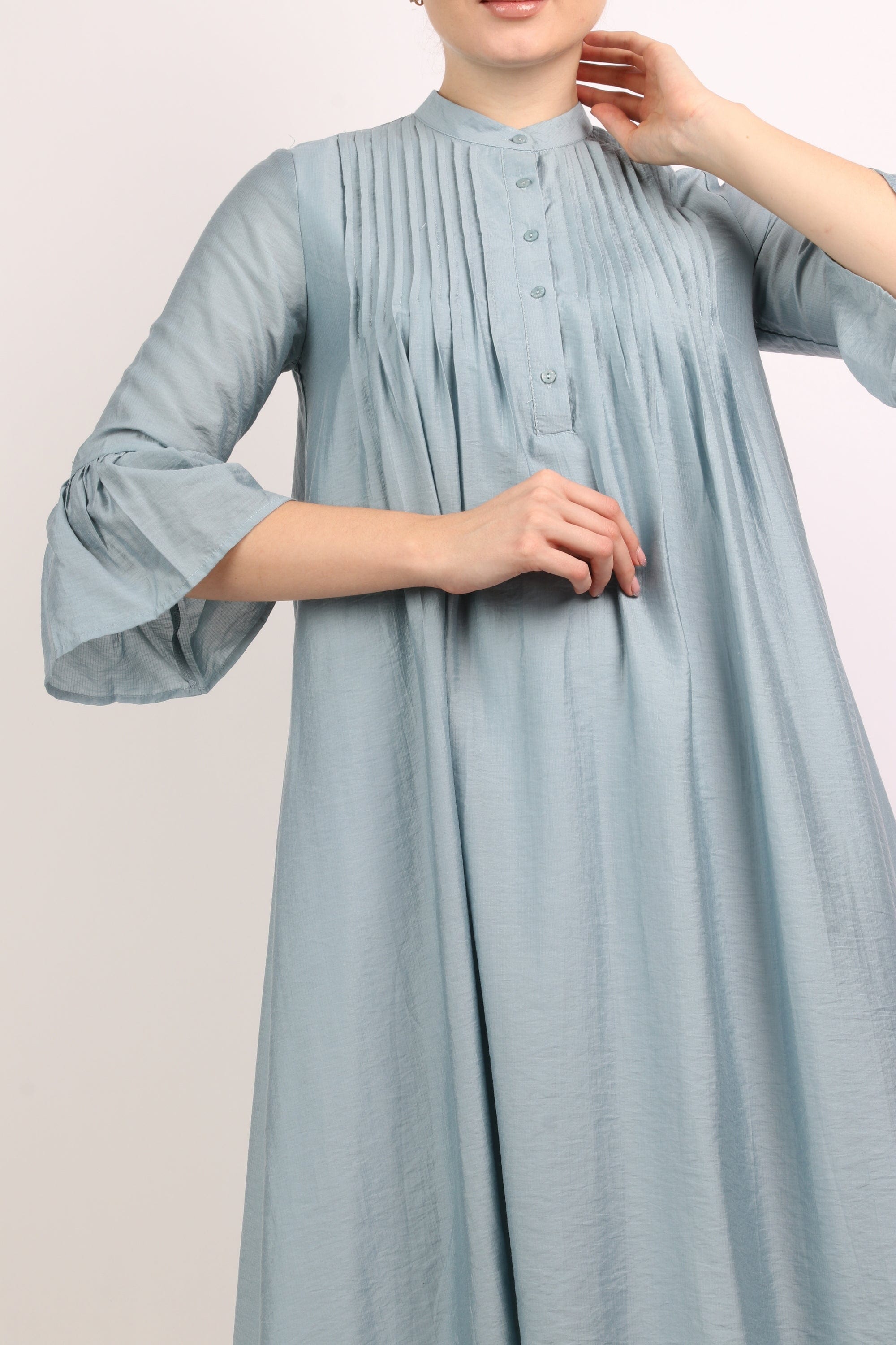 نتشي فستان ميدي بأزرار أمامية بليسيه على الصدر كم قصير