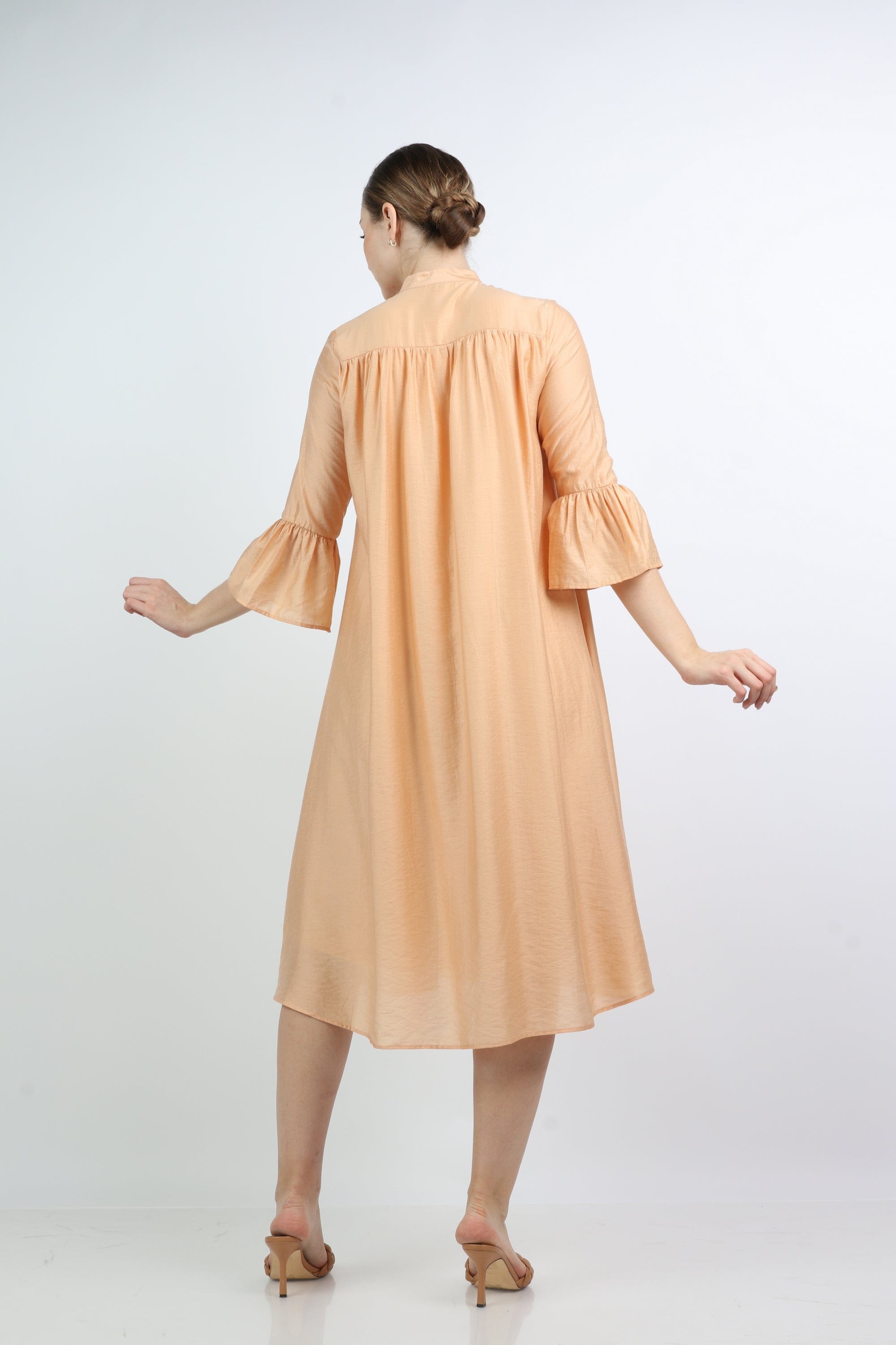 نتشي فستان ميدي بأزرار أمامية بليسيه على الصدر كم قصير