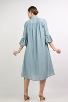 نتشي فستان ميدي بأزرار أمامية بليسيه على الصدر كم قصير