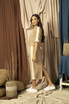 نتشي بلوزة شمواه بخط أبيض عريض علي الأكمام