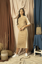 نتشي بلوزة شمواه بخط أبيض عريض علي الأكمام