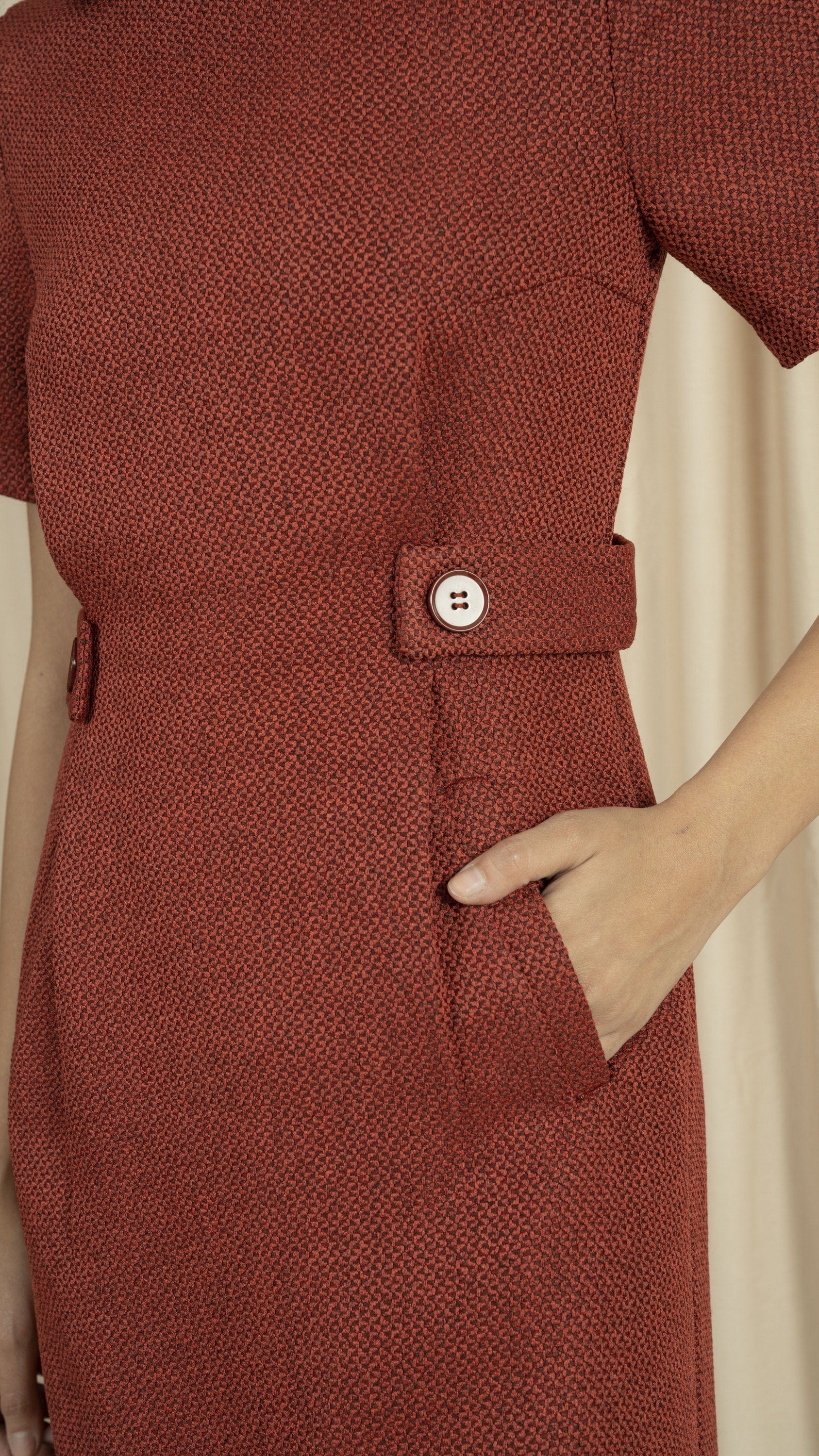 نتشي فستان ميدي بجيوب أمامية أحمر