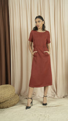 نتشي فستان ميدي بجيوب أمامية أحمر