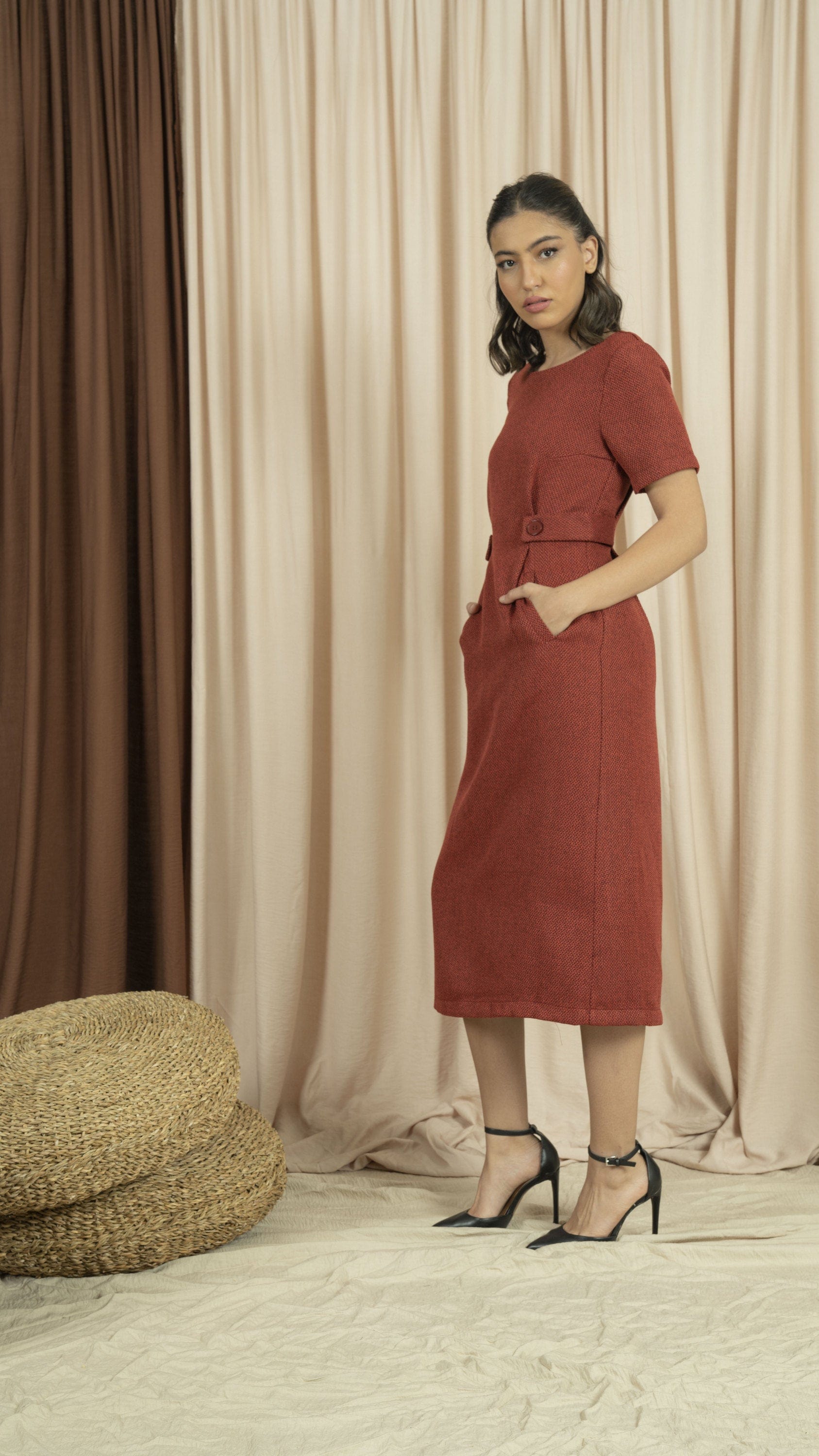 نتشي فستان ميدي بجيوب أمامية أحمر