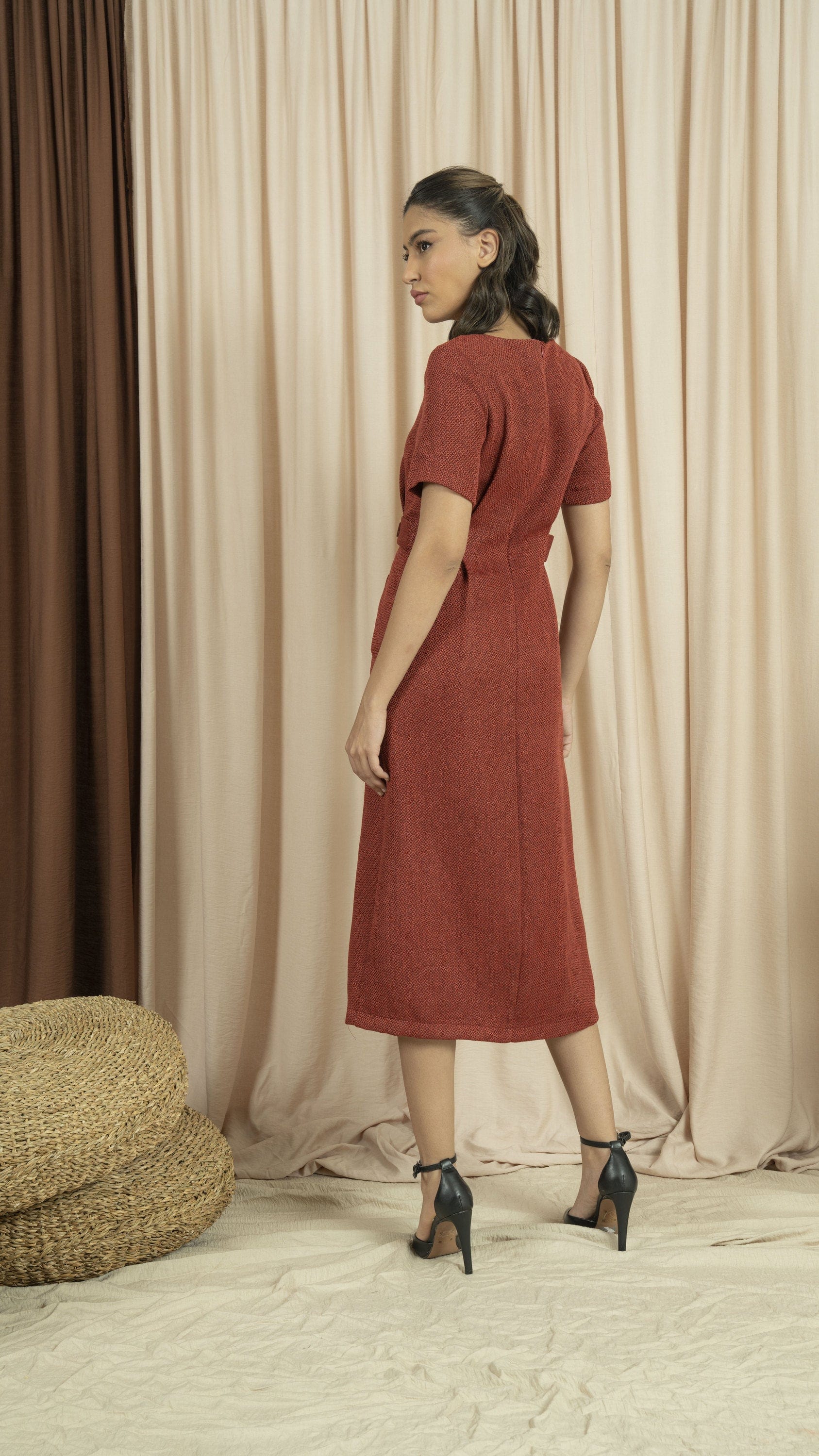 نتشي فستان ميدي بجيوب أمامية أحمر