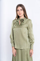 نتشي بلوزة سادة سواريه كم طويل بف نسائي مع ربطة عنق