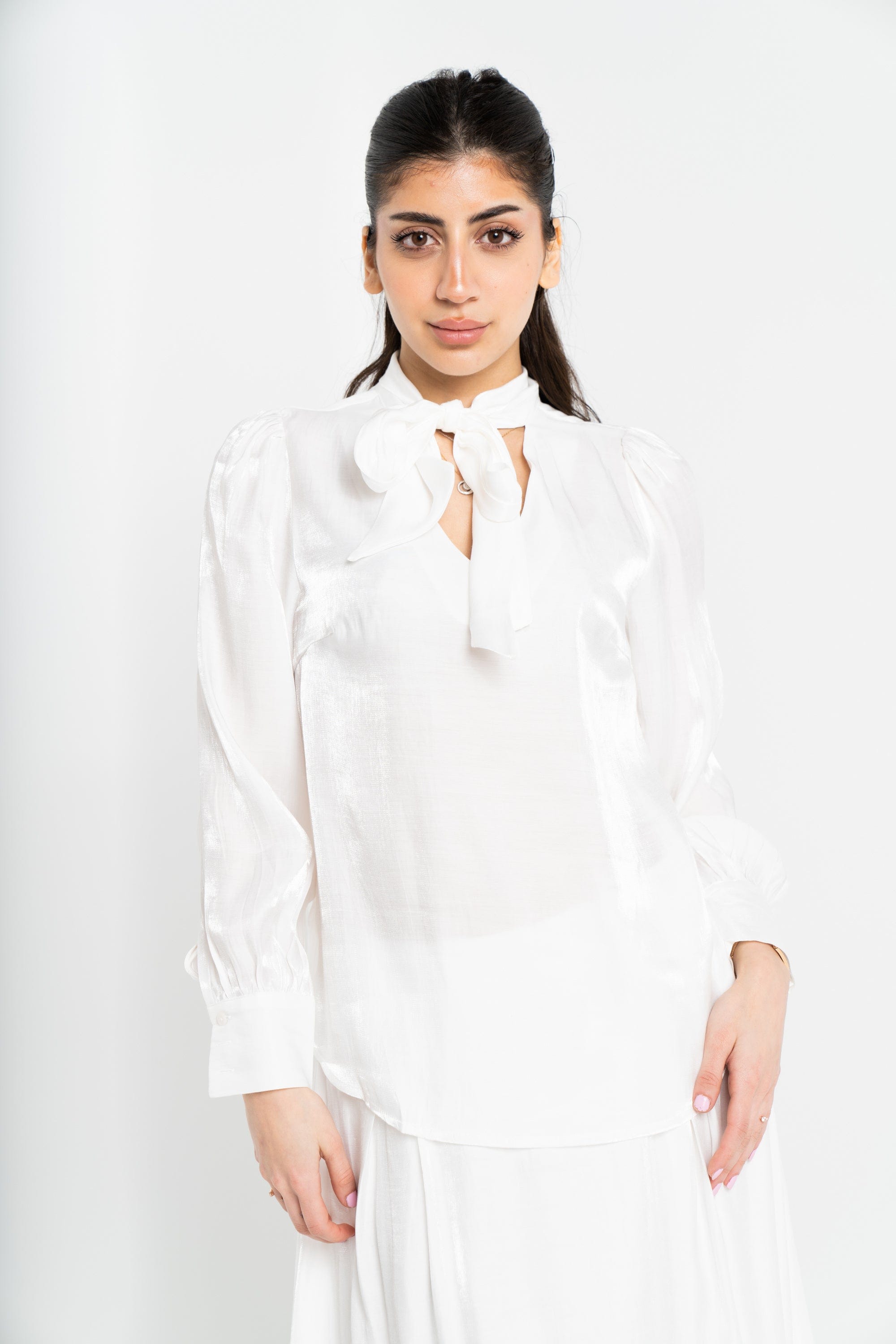 نتشي بلوزة سادة سواريه كم طويل بف نسائي مع ربطة عنق