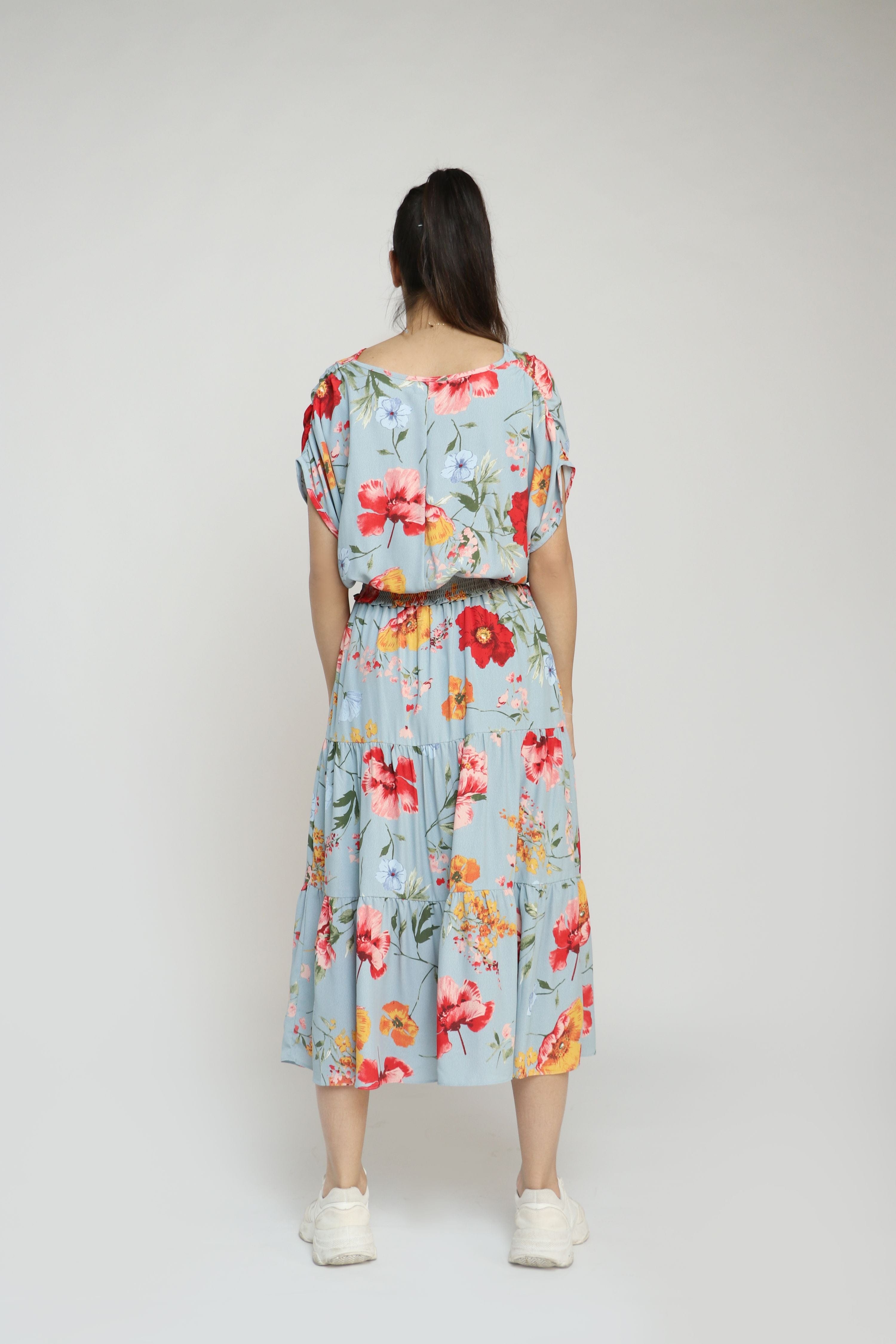 نتشي بلوزة مزهرة مخصرة فراشة كم قصير نسائي