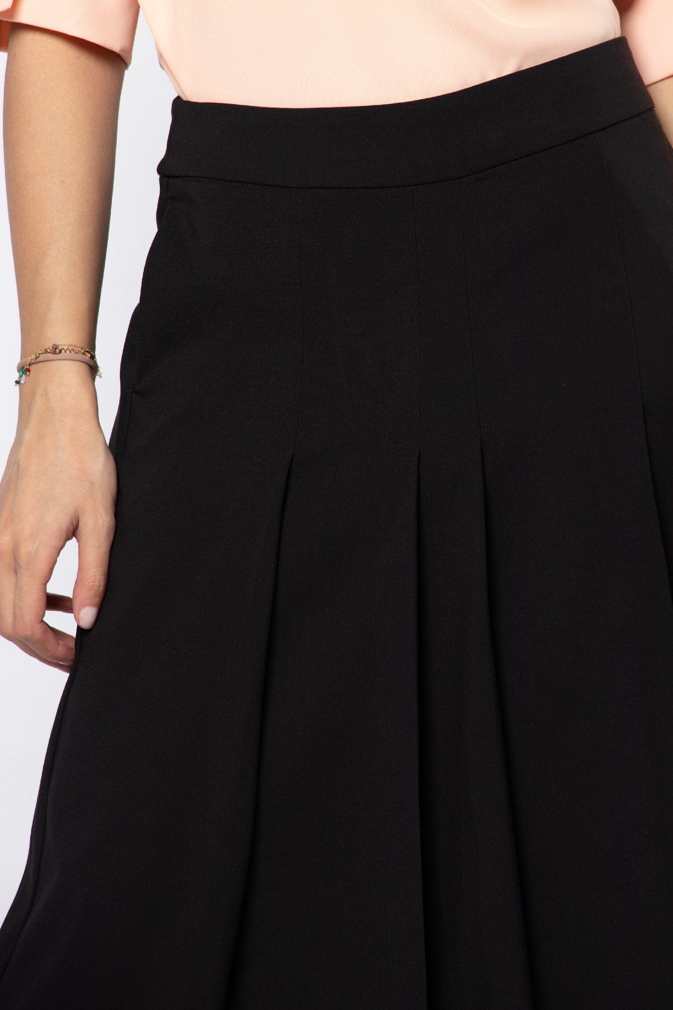 نتشي تنورة ميدي رسمية بكسرات سادة وحزام خصر