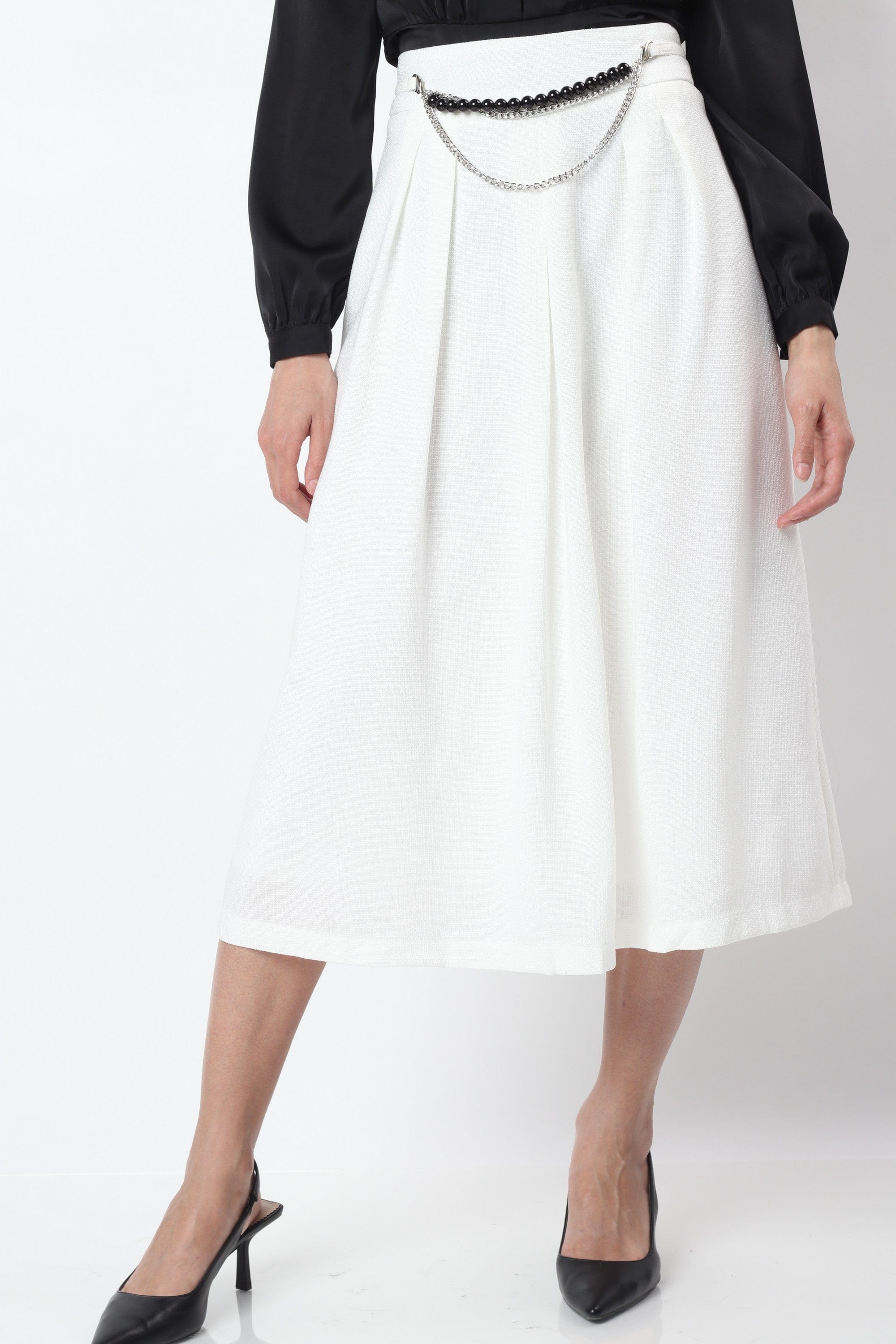 نتشي تنورة ميدي رسمية سادة مزينة بكسرات وسلسال على الخصر من الأمام