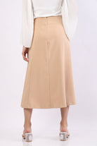 نتشي تنورة ميدي سادة بطيات عريضة محكمة بزرار