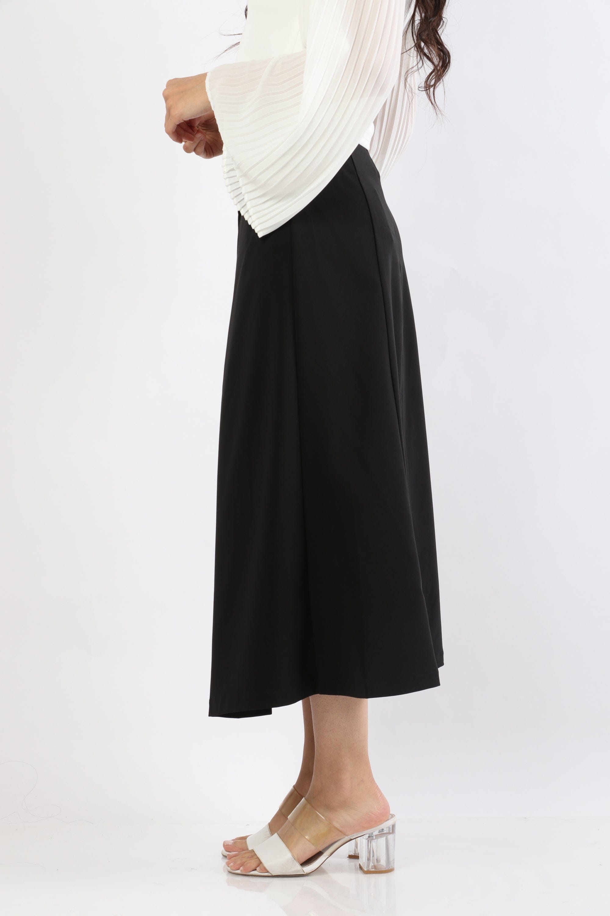 نتشي تنورة ميدي سادة بطيات عريضة محكمة بزرار