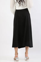 نتشي تنورة ميدي سادة بطيات عريضة محكمة بزرار