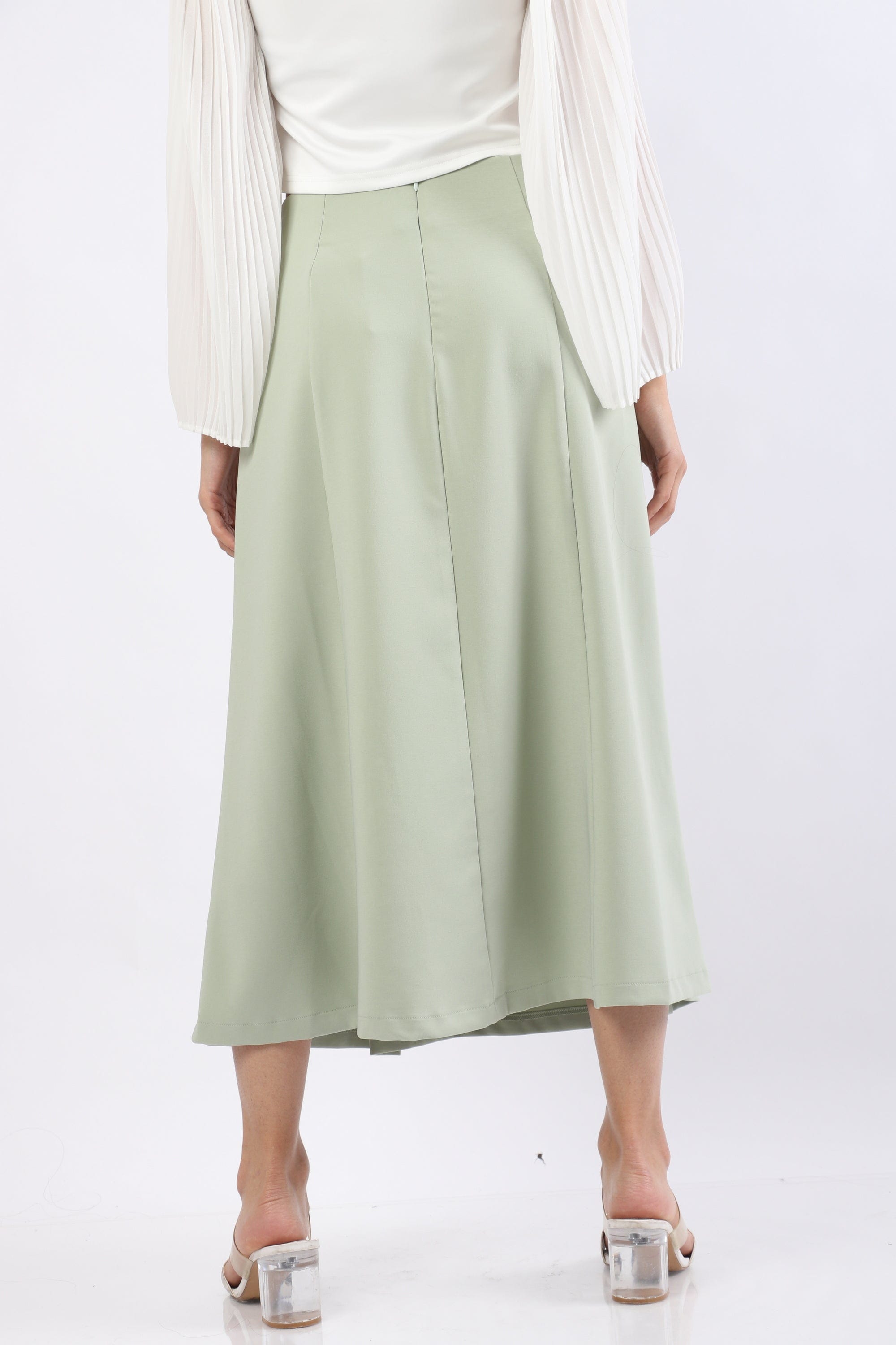 نتشي تنورة ميدي سادة بطيات عريضة محكمة بزرار