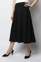 نتشي تنورة ميدي سادة مزينة بكسرات من أسفل الخصر وأزرار