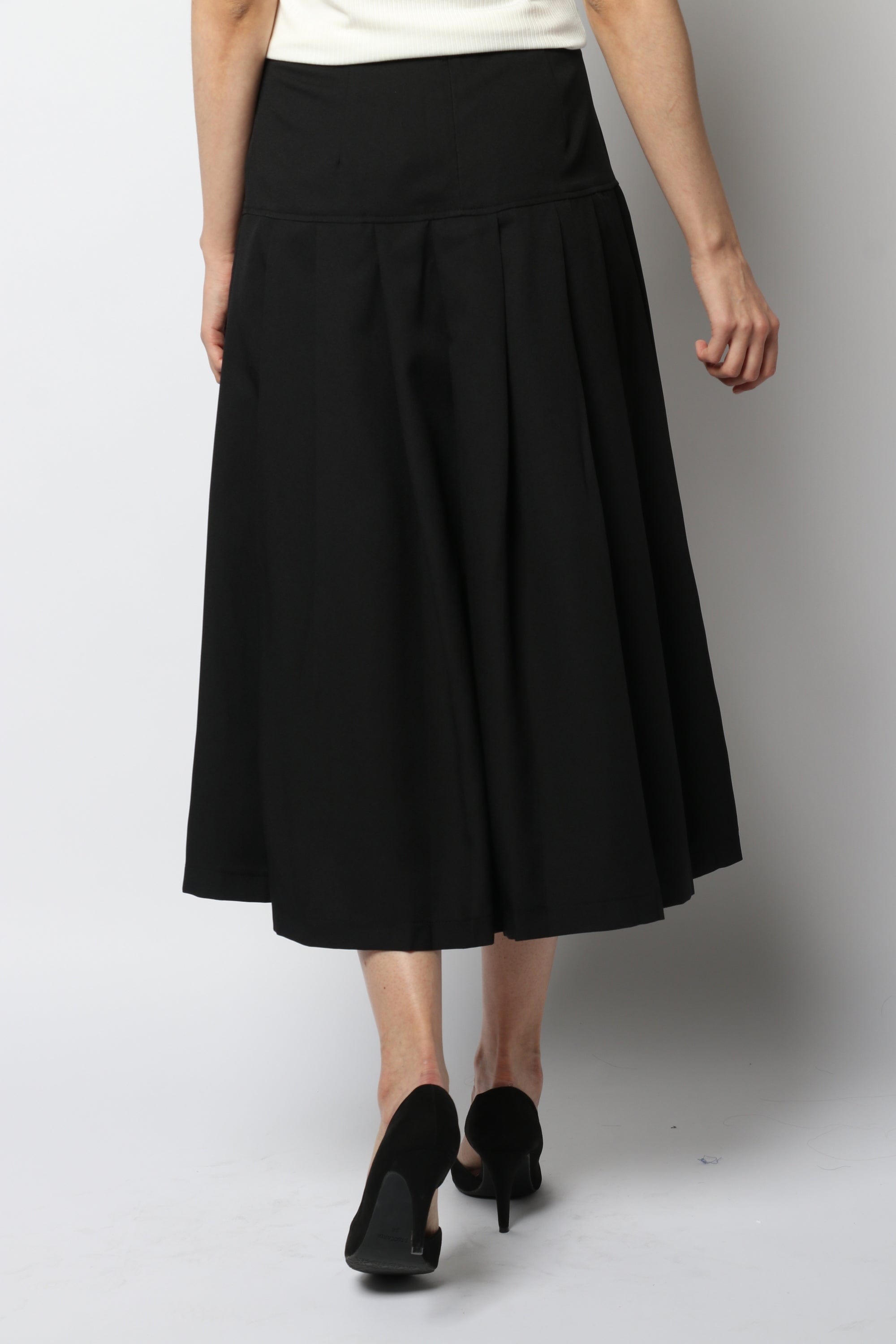 نتشي تنورة ميدي سادة مزينة بكسرات من أسفل الخصر وأزرار