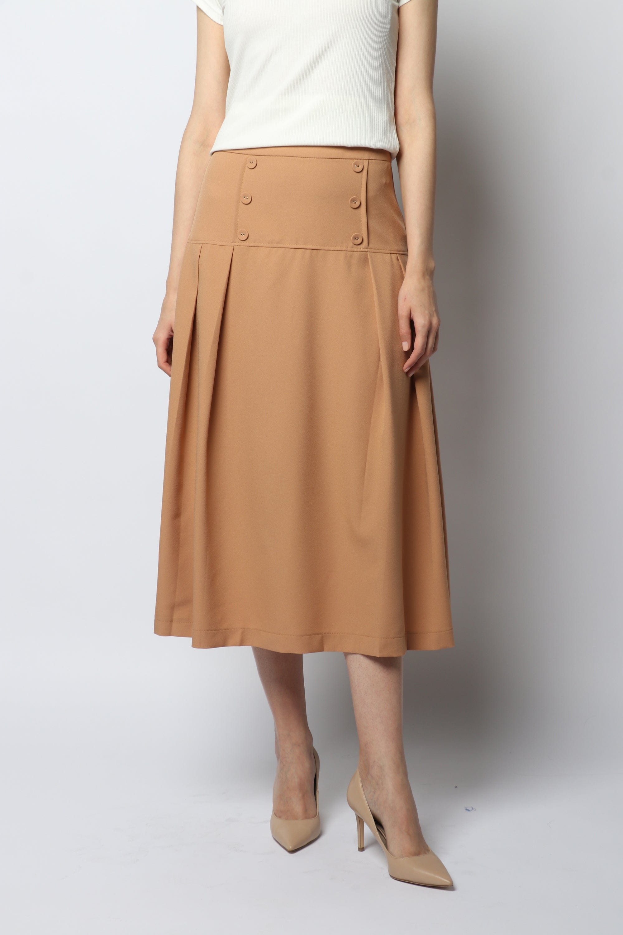 نتشي تنورة ميدي سادة مزينة بكسرات من أسفل الخصر وأزرار