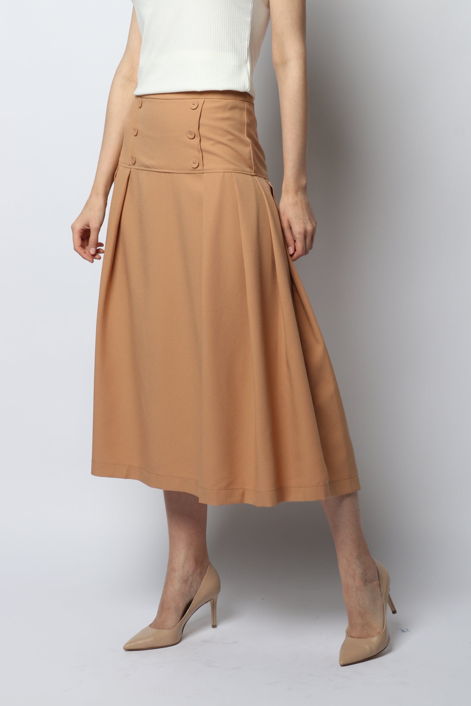 نتشي تنورة ميدي سادة مزينة بكسرات من أسفل الخصر وأزرار