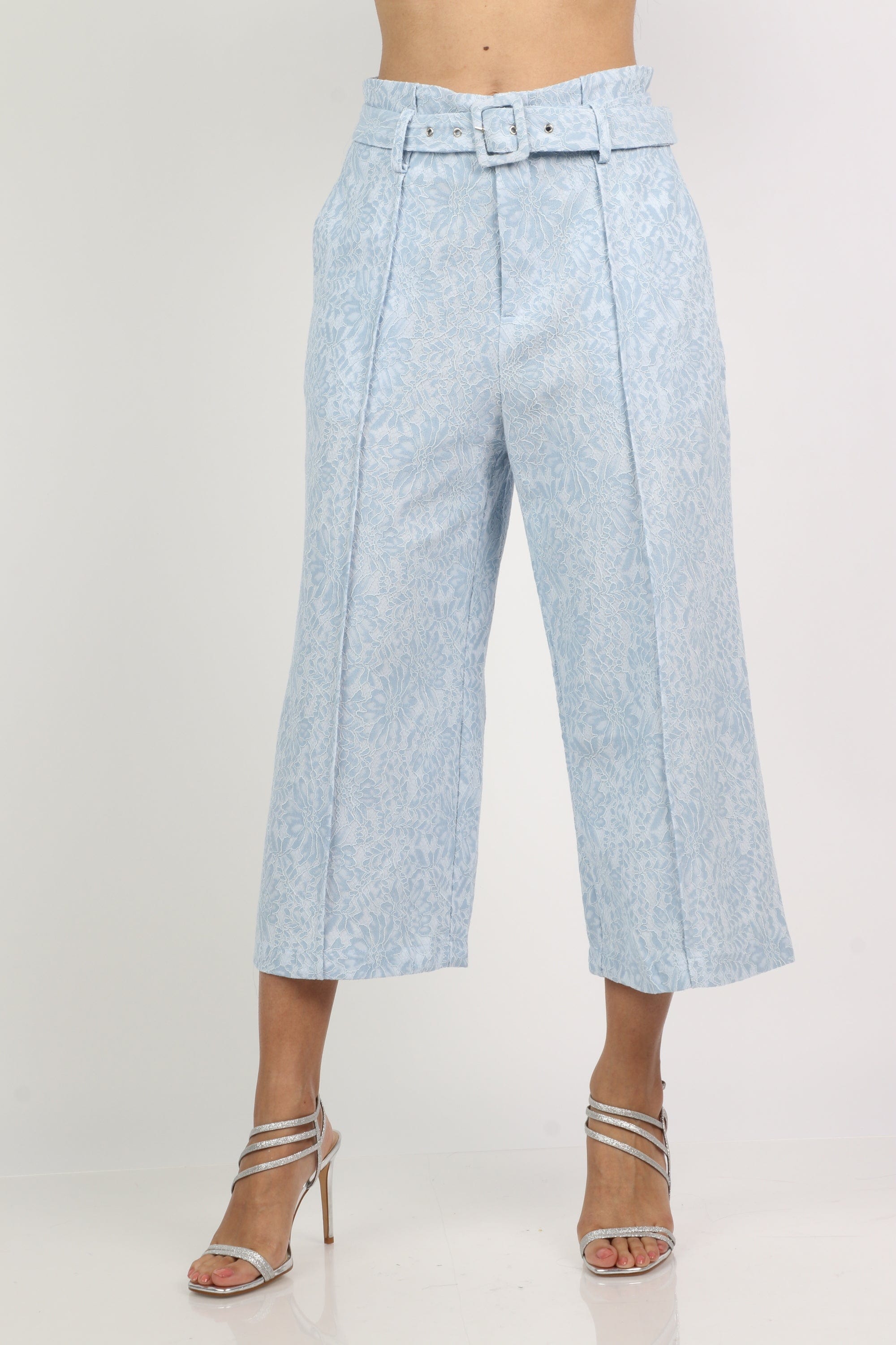 نتشي بنطلون قصير مطرز نسائي