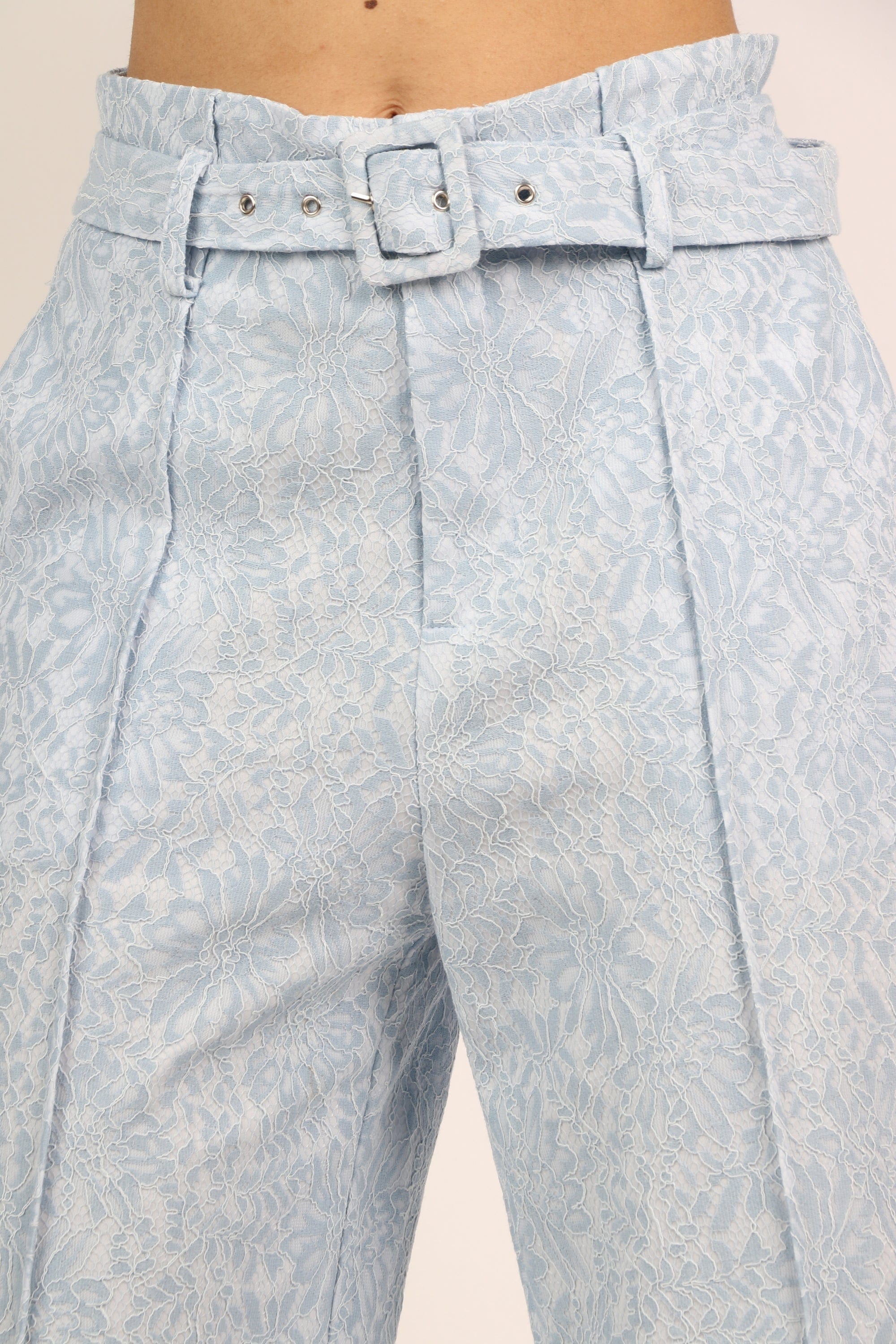 نتشي بنطلون قصير مطرز نسائي