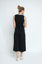 ميكا جمبسوت نسائي قصير وسيع من الأسفل