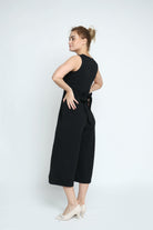 ميكا جمبسوت نسائي قصير وسيع من الأسفل