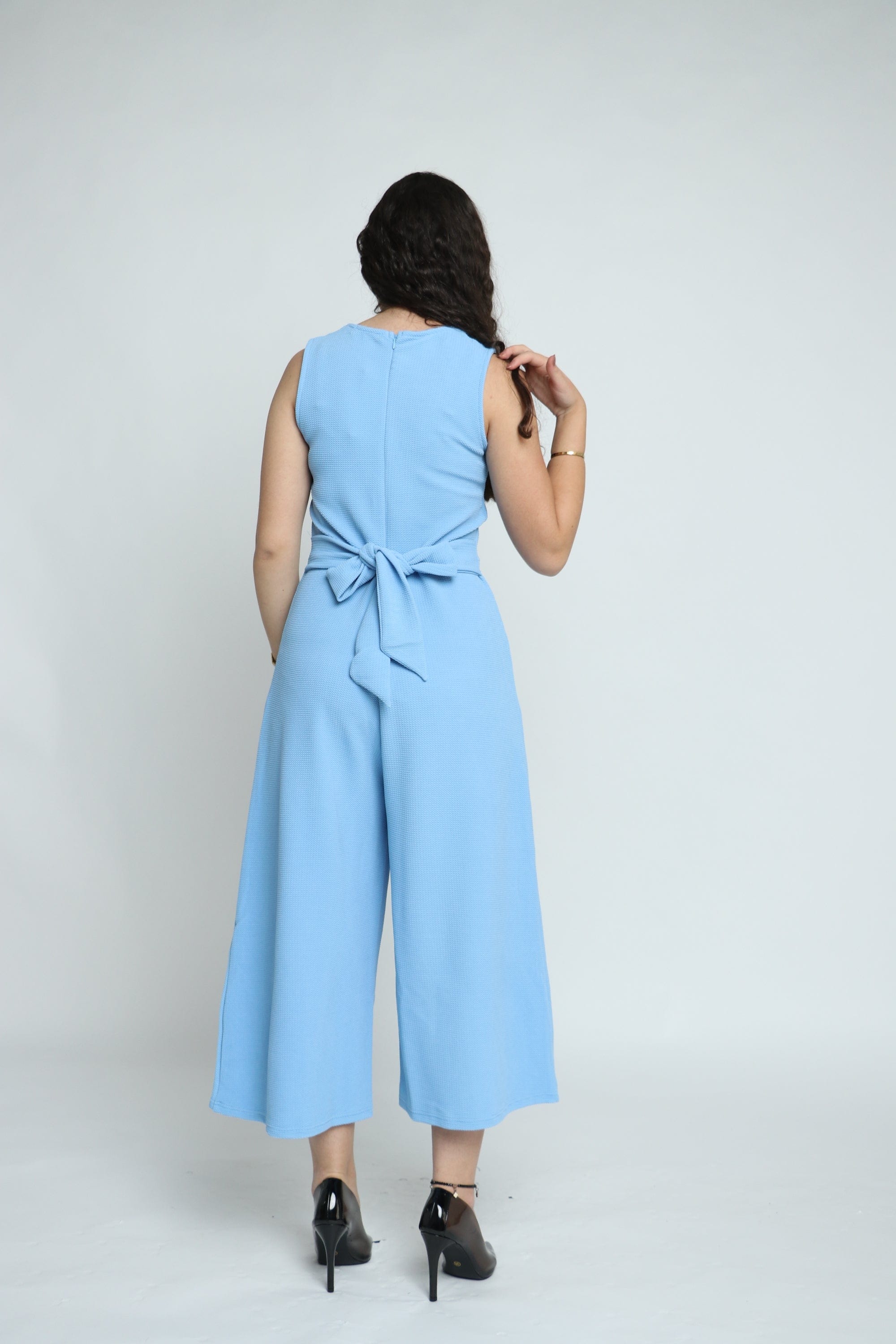 ميكا جمبسوت نسائي قصير وسيع من الأسفل