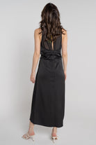 ميكا فستان ميدي بدون أكمام مخصر بفتحة صدر عميقة أسود