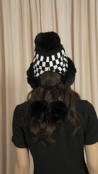 ميكا طاقية فرو نسائية مزينة بمربعات أسود