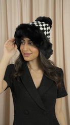 ميكا طاقية فرو نسائية مزينة بمربعات أسود