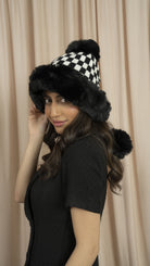 ميكا طاقية فرو نسائية مزينة بمربعات أسود