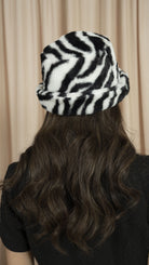 ميكا قبعة فرو منقوش أبيض وأسود نسائي أوف وايت