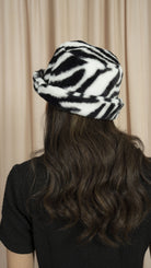 ميكا قبعة فرو منقوش أبيض وأسود نسائي أوف وايت