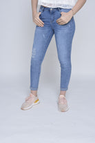 ميكا بنطلون جينز سكيني نسائي بنقشة خفيفة علي الركبة