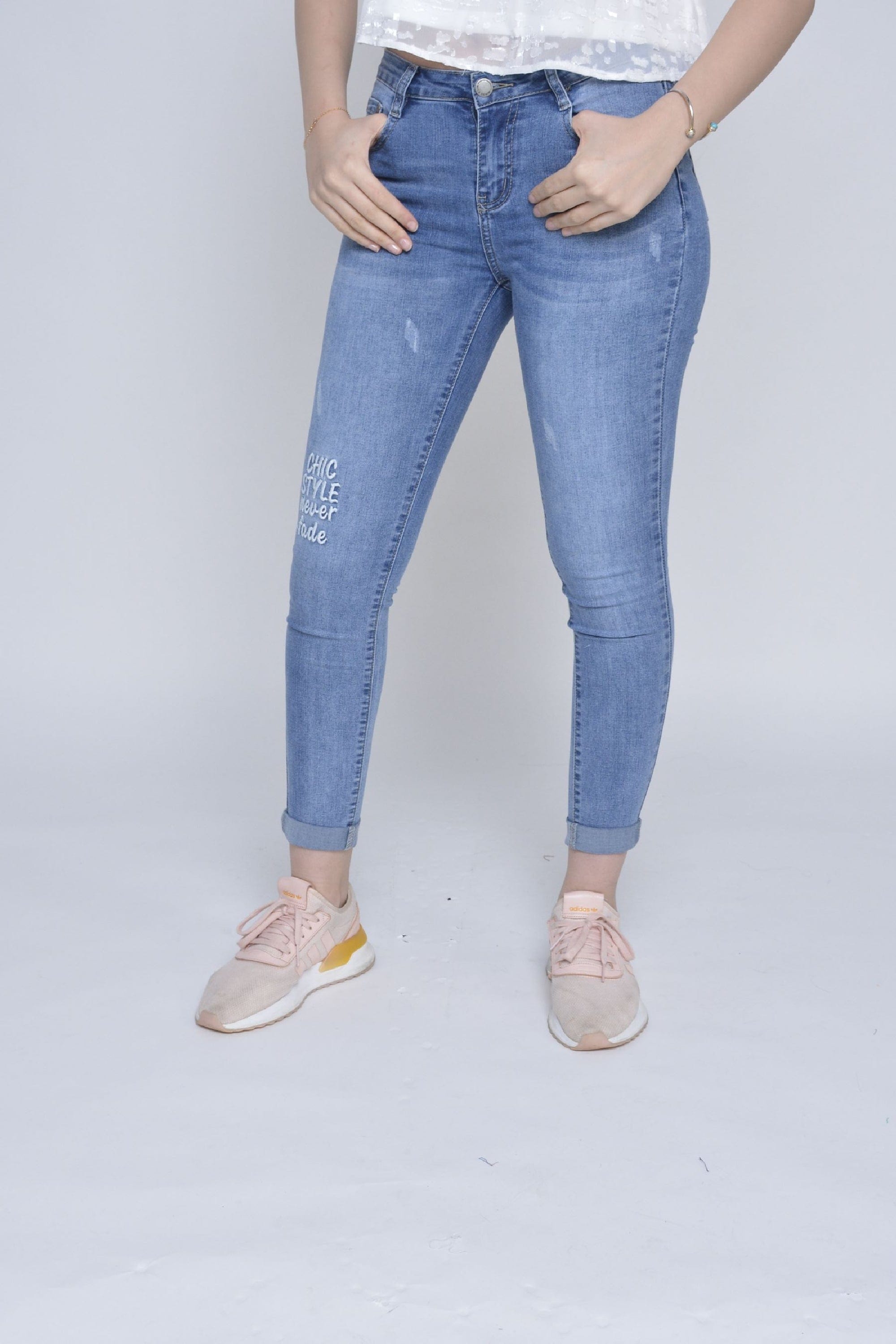 ميكا بنطلون جينز سكيني نسائي بنقشة خفيفة علي الركبة